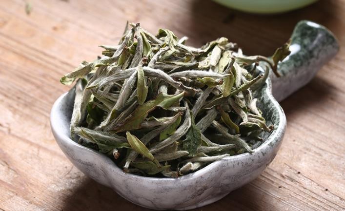白牡丹属于白茶类,轻微发酵,加工工艺仅经过萎凋和干燥两道工序.