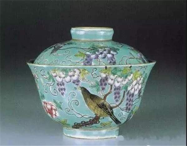 清代皇帝用的茶具：“粉彩紫藤花鸟纹蓝地盖碗”（十二）