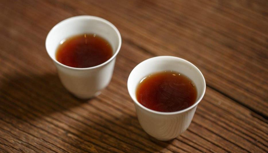 泡茶时，茶汤表面有一层“油”，这是何物？