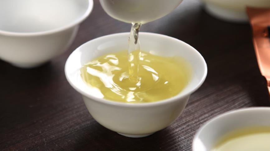 茶汤具备适度的金黄,清澈见底,又光亮夺目就是品质较好的铁观音,反之