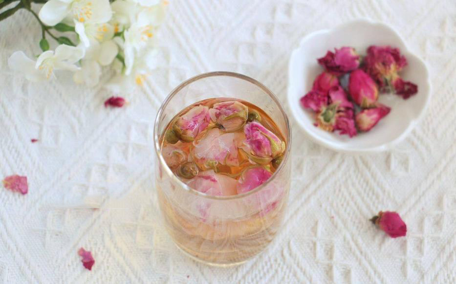 玫瑰花茶能用开水冲泡吗