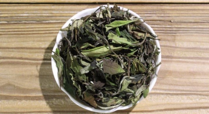 白茶按鲜叶原料的茶树品种分为