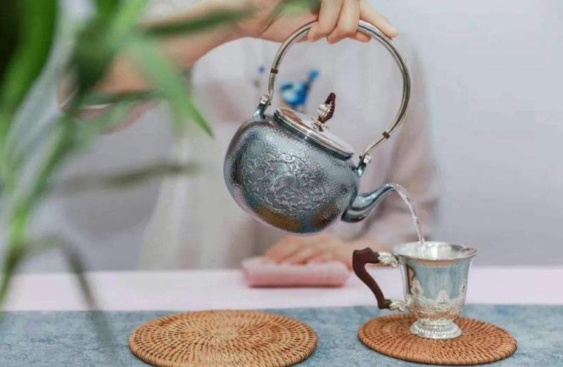 泡茶银壶的开壶方法