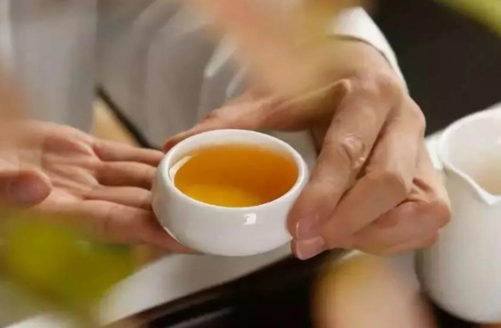 给客人端茶的手势图片图片