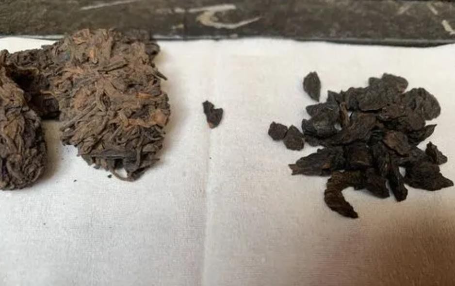 图左侧为老茶头，图右侧为碎银子-昵茶网茶叶百科