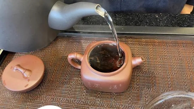 紫砂壶泡茶，留着茶汤在壶内，真的有利于养壶吗