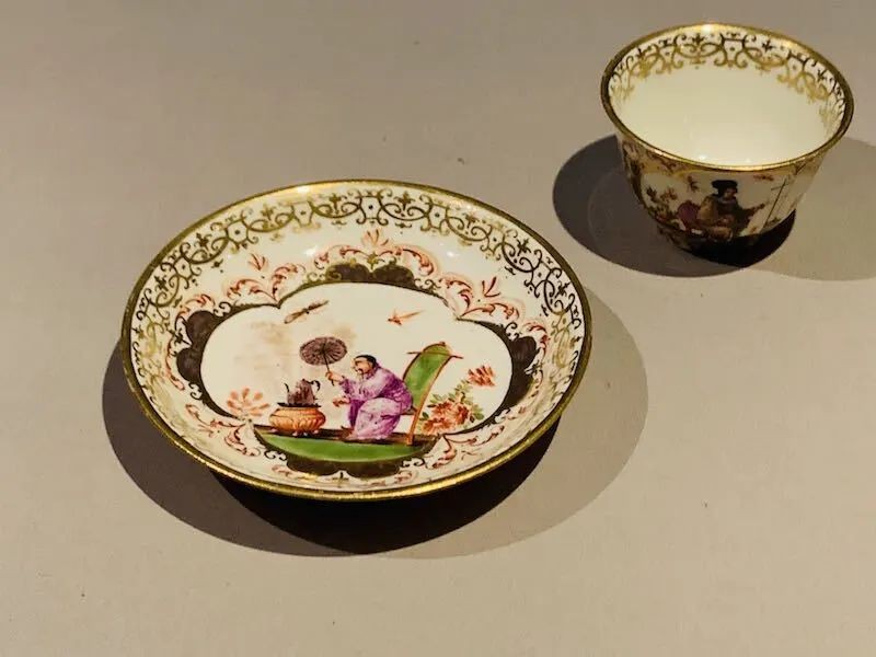 德国麦森瓷厂烧造的珐琅彩描金人物图杯及杯托