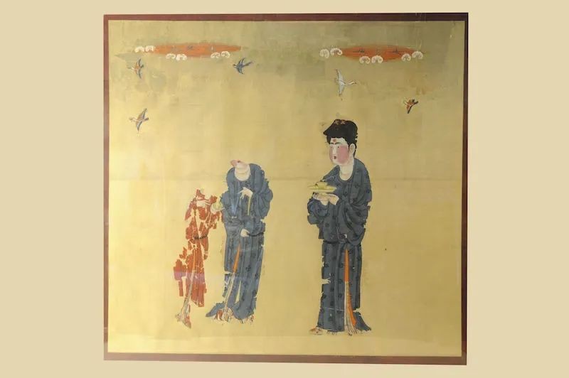 唐 托盏侍女三人图(新疆维吾尔自治区博物馆）